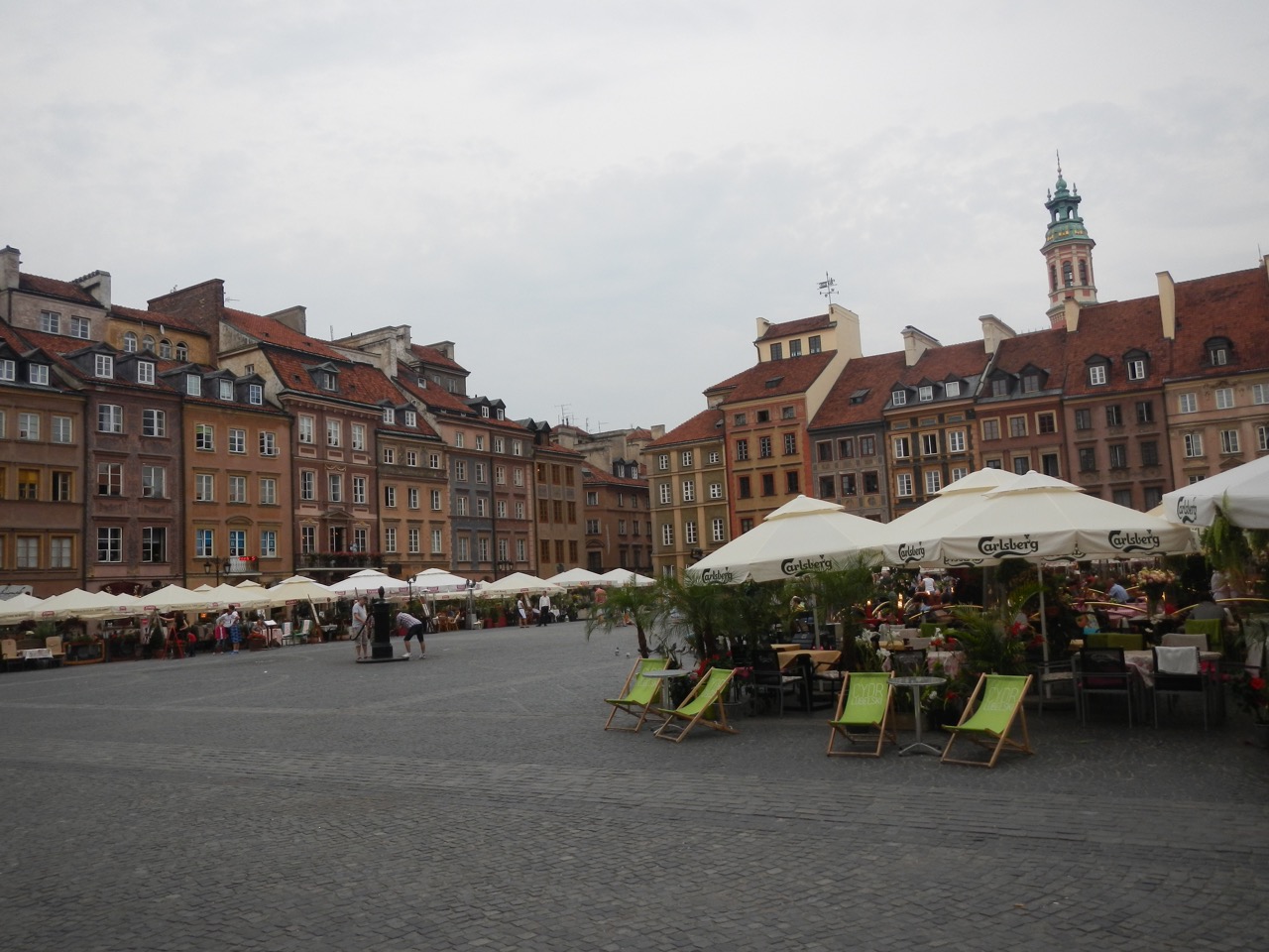 Fachadas e esplanadas da Praça do Mercado da Cidade Velha de Varsóvia