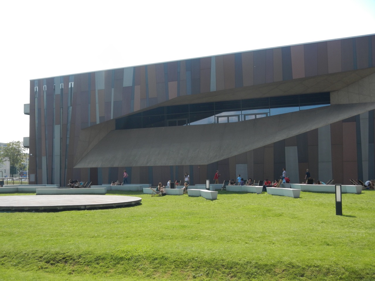 Edifício e espaços exteriores do Centro de Ciência Copérnico, junto ao Vístula