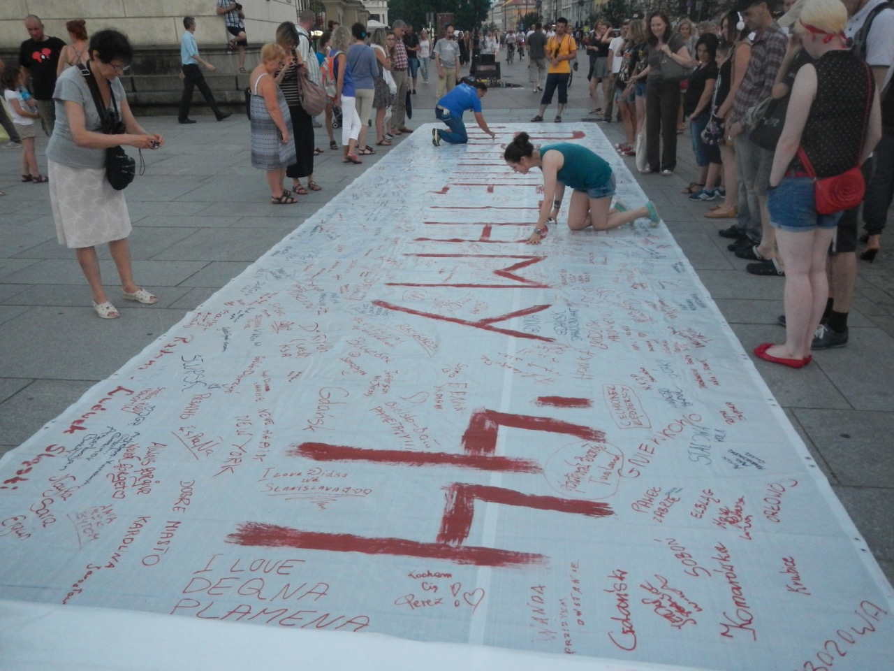 Faixa alusiva a 1944 com mensagens escritas por participantes numa iniciativa de memória na rua