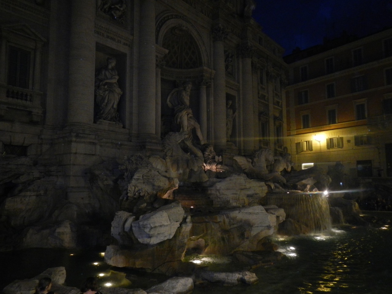 Fontana di Trevi iluminada à noite