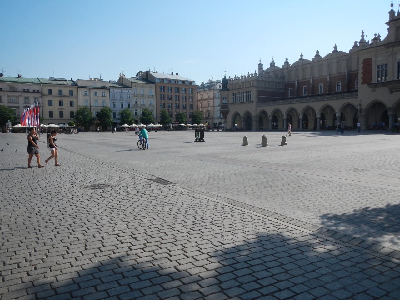 A Praça do Mercado e o edifício das Sukiennice pela manhã
