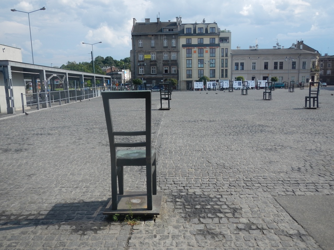 Cadeiras do memorial na Praça dos Heróis do Gueto