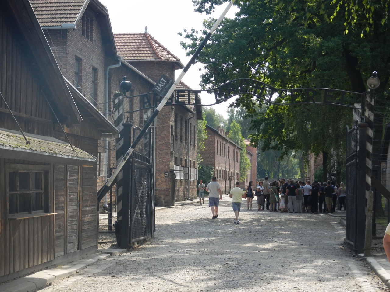 O portão de Auschwitz I com a inscrição Arbeit macht frei