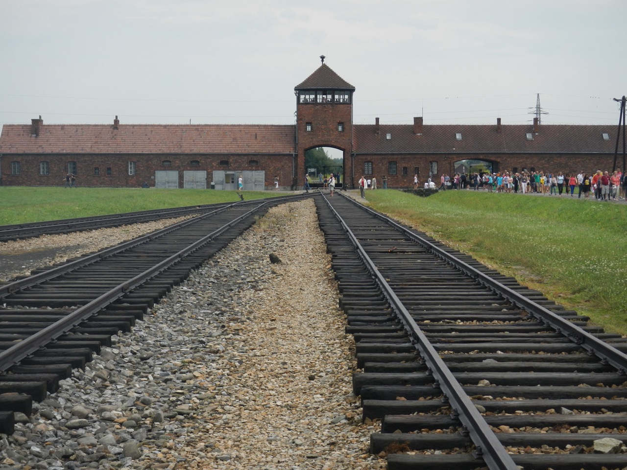 A linha férrea e o edifício de entrada de Auschwitz II-Birkenau