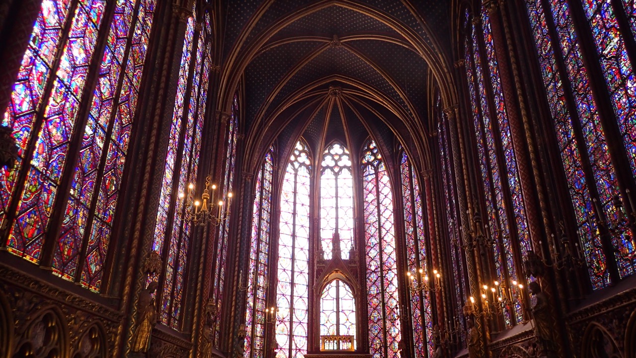 Abóbada e vitrais da capela superior da Sainte-Chapelle