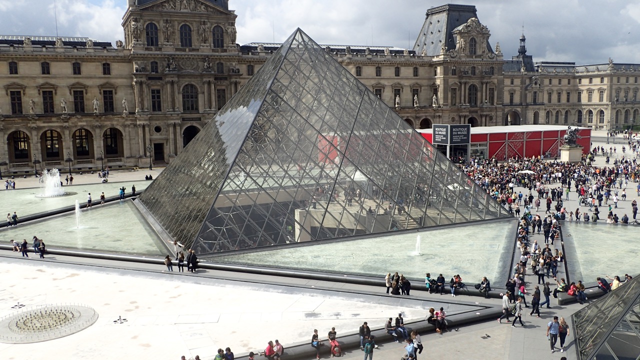 Pátio e pirâmide do Louvre vistos de uma janela do palácio