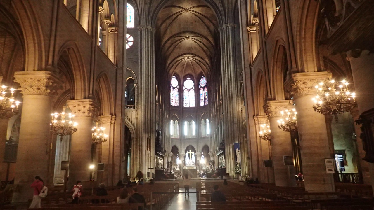 Nave de Notre-Dame durante a visita ao interior