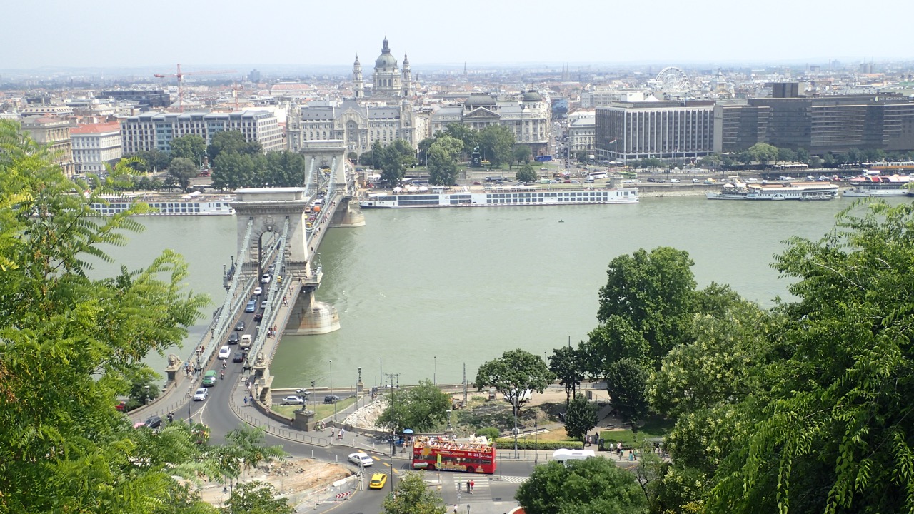 Ponte das Correntes e margem de Pest vistas da colina de Buda