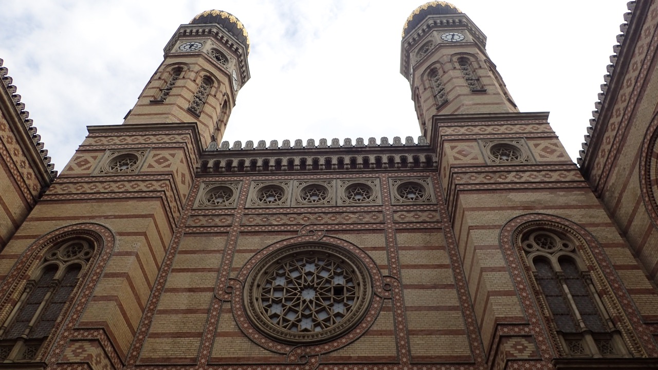 Fachada e torres da Grande Sinagoga da rua Dohány