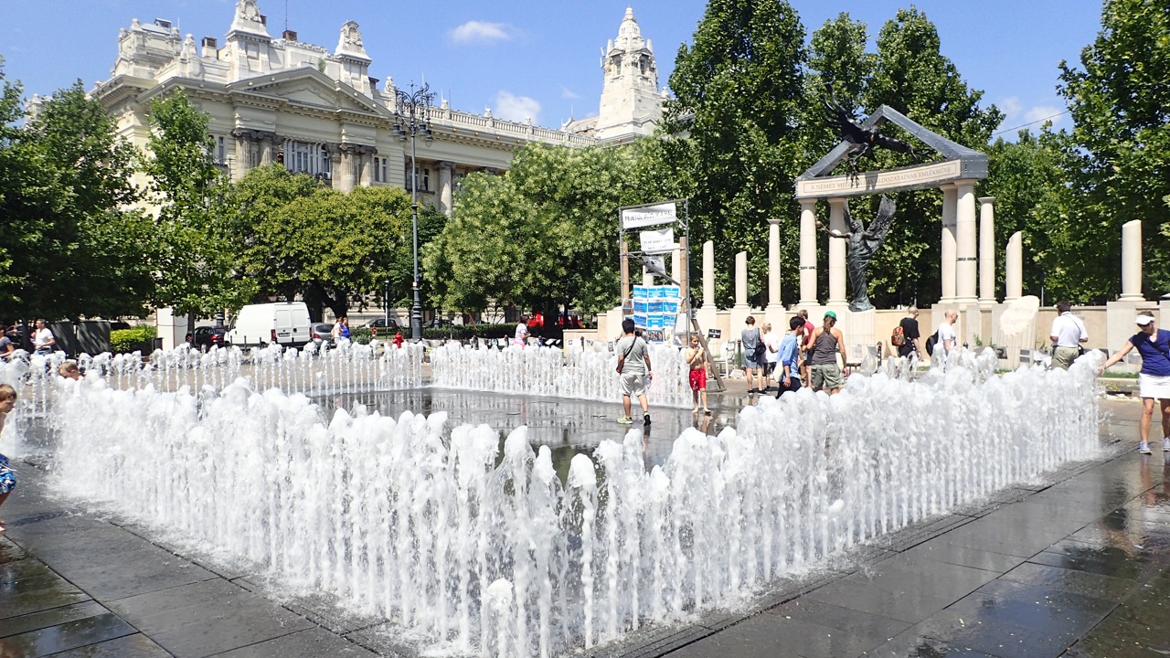 Jatos de água e enquadramento da Praça da Liberdade em Budapeste