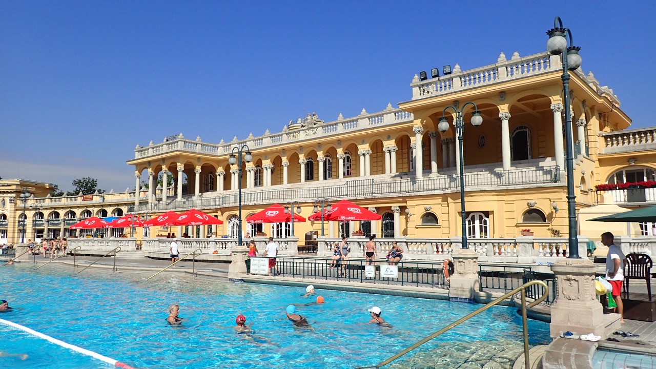 Piscinas exteriores e edifícios amarelos dos banhos de Széchenyi