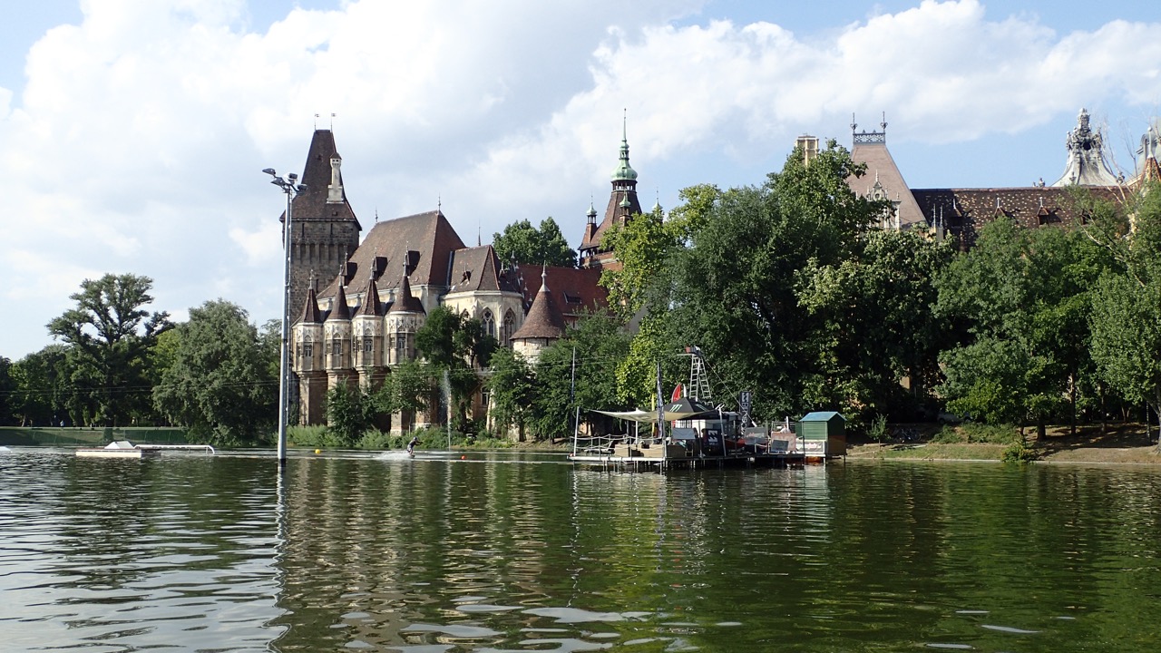 Castelo de Vajdahunyad junto ao lago, no parque Városliget