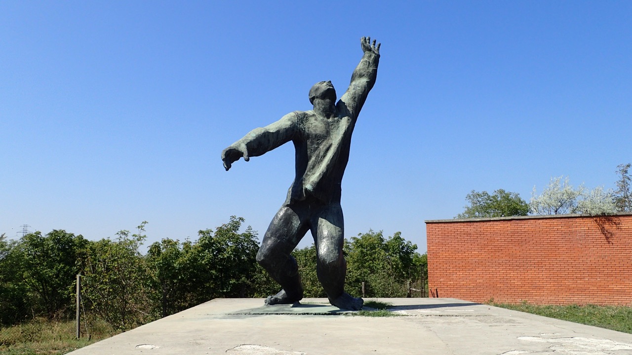 Escultura de braços erguidos no Memento Park