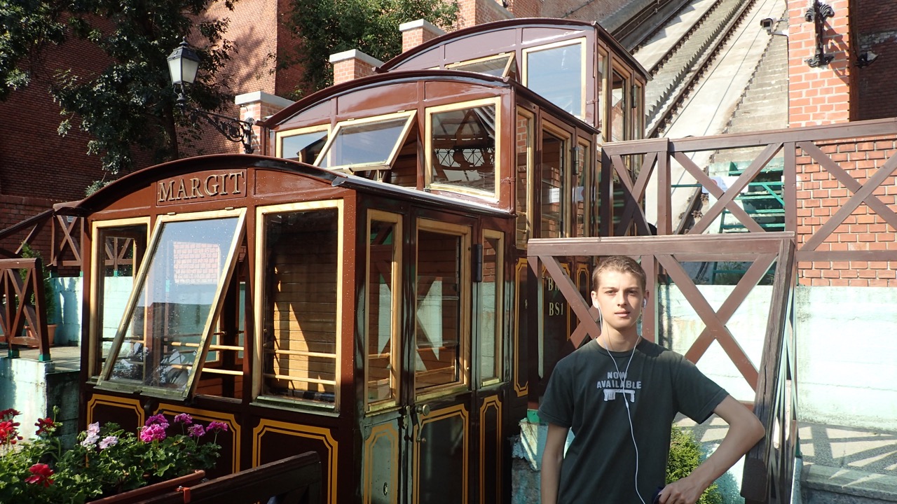 Momento em família junto às cabinas do funicular de Buda