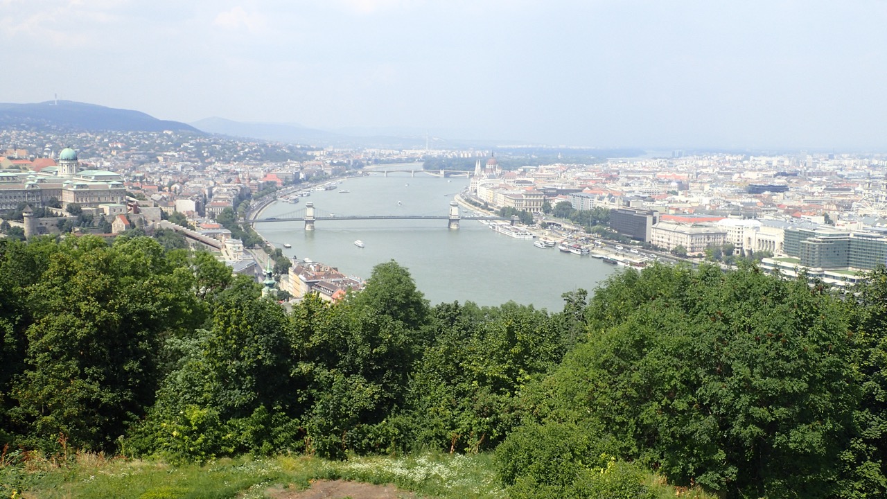 Panorama do Danúbio e das margens de Budapeste visto de Gellért