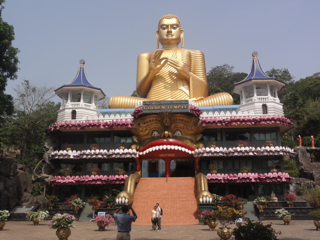 O Buda dourado de Dambulla sobre a entrada do complexo