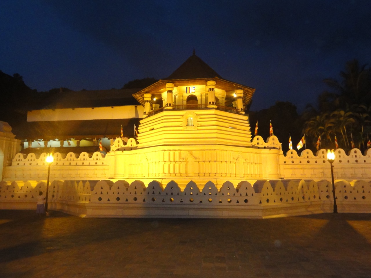 O Templo do Dente iluminado ao anoitecer