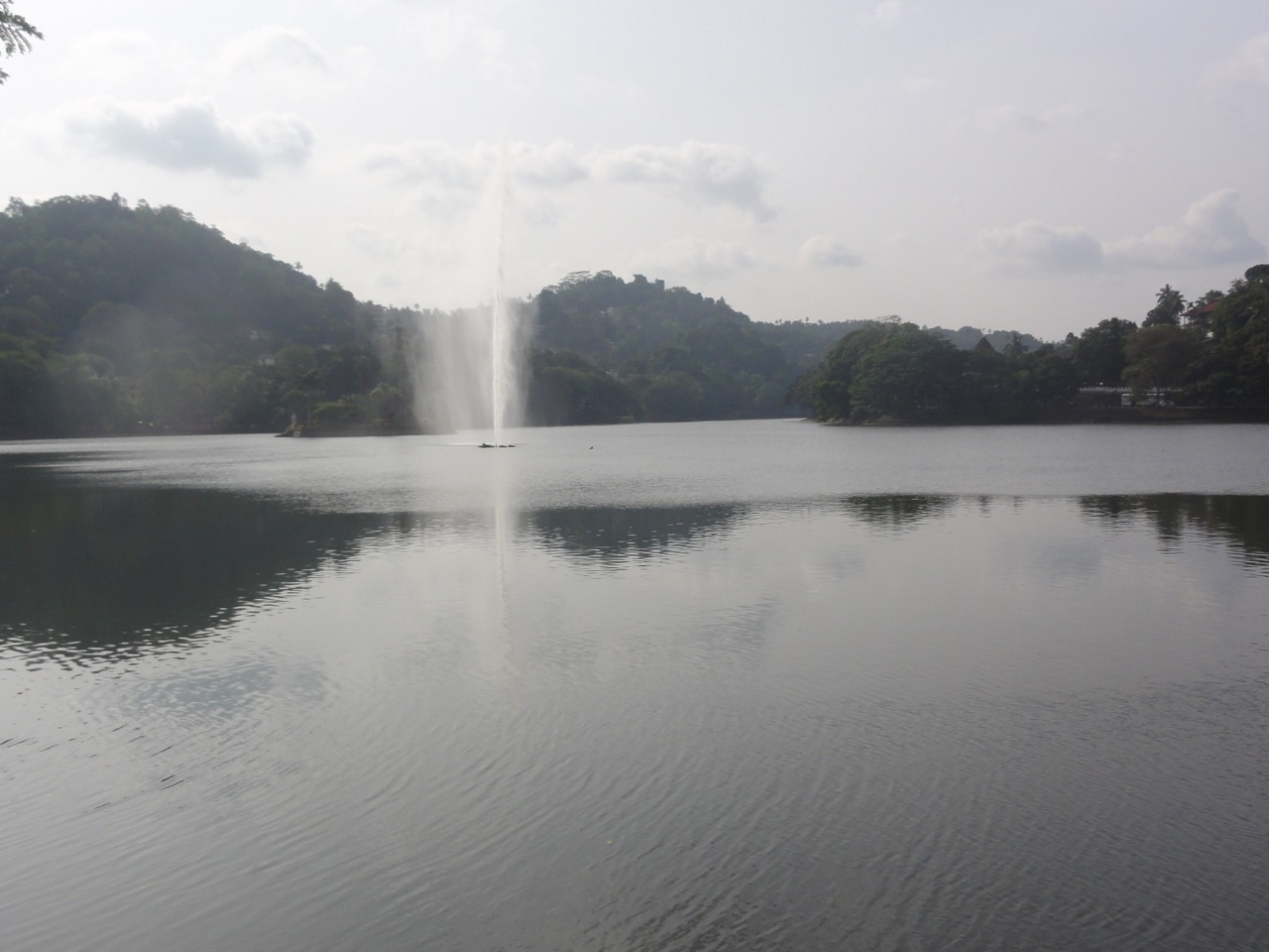 O lago de Kandy e o repuxo diante das colinas