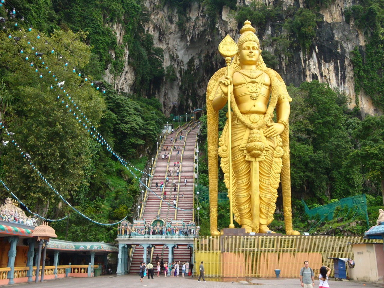 A estátua de Murugan e a escadaria das Batu Caves