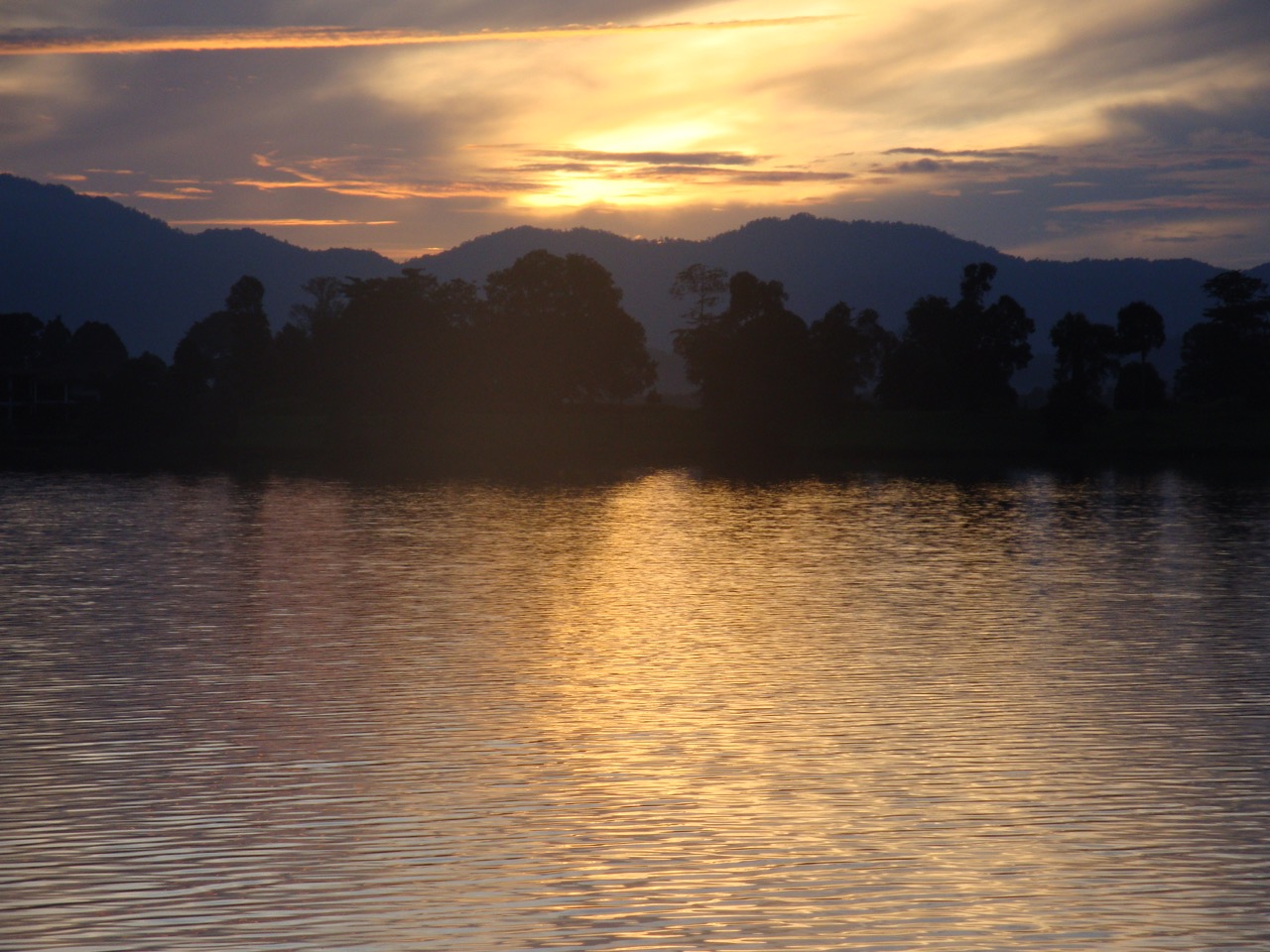 Luz da manhã sobre o lago de Bukit Merah