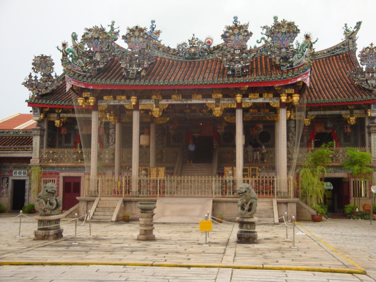 A fachada trabalhada do Khoo Kongsi em George Town