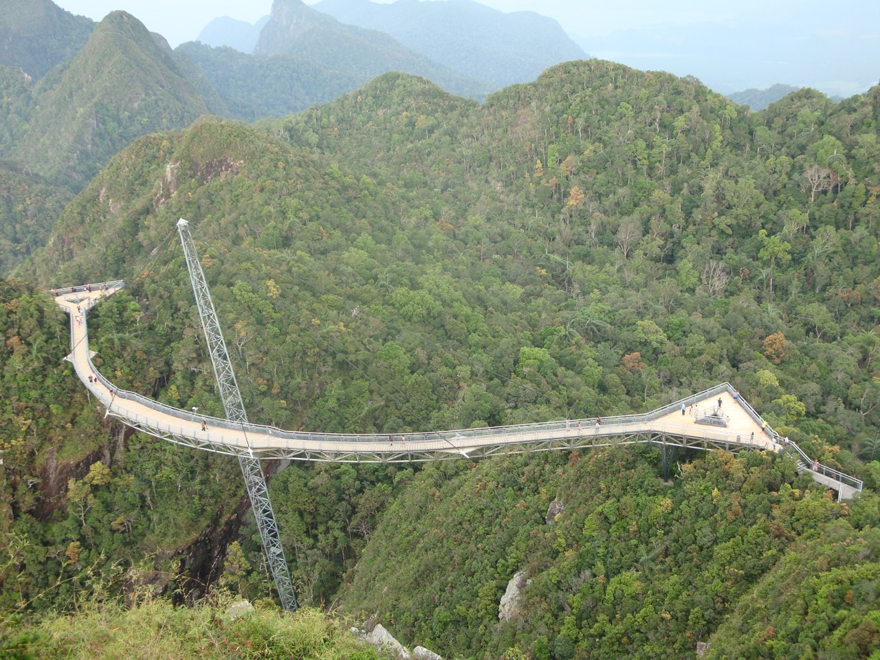 A SkyBridge suspensa sobre a vegetação de Langkawi