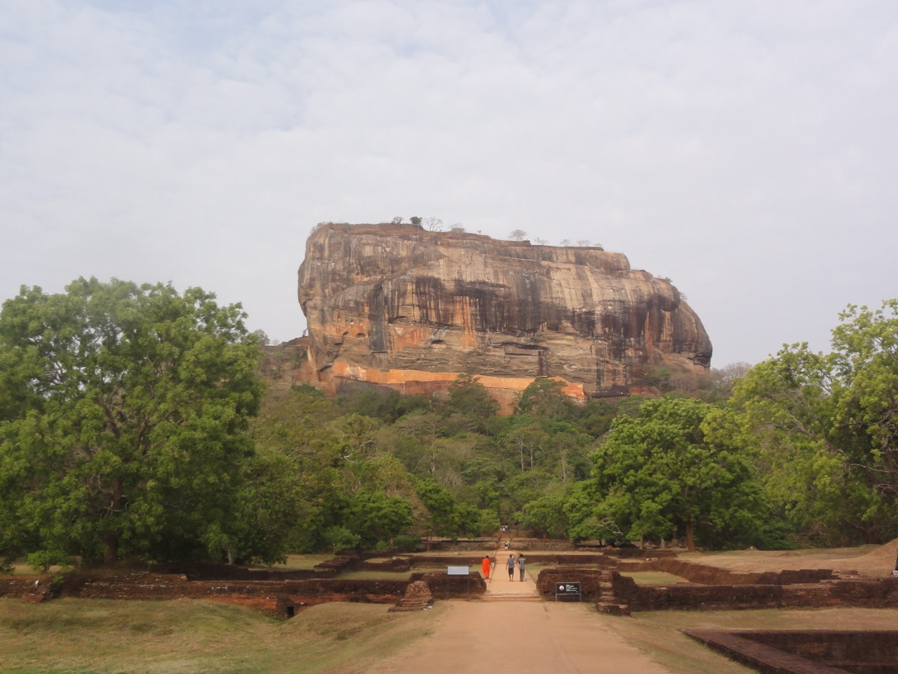 O rochedo de Sigiriya visto do acesso pelos jardins