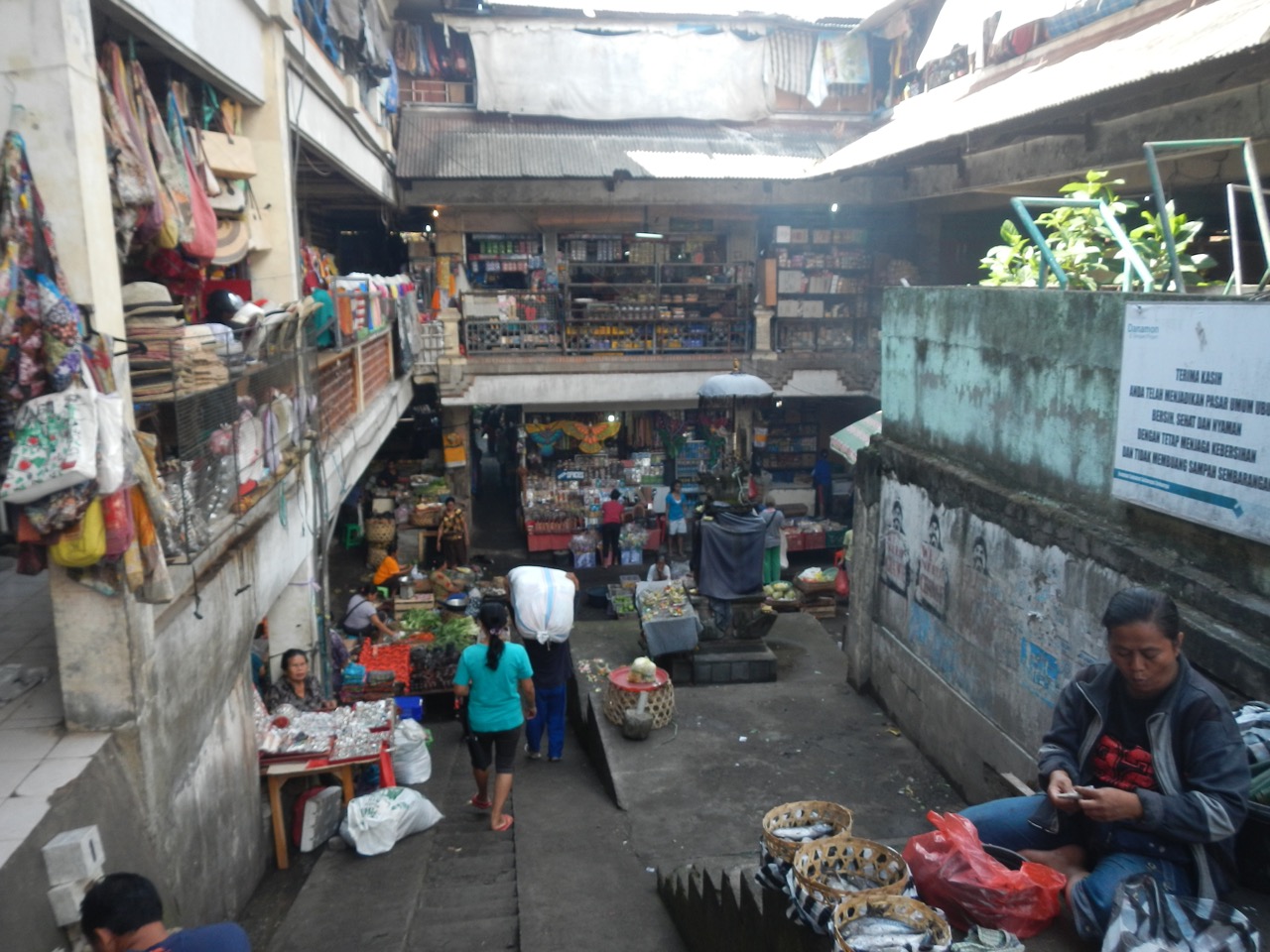 O mercado de Ubud entre bancas e corredores