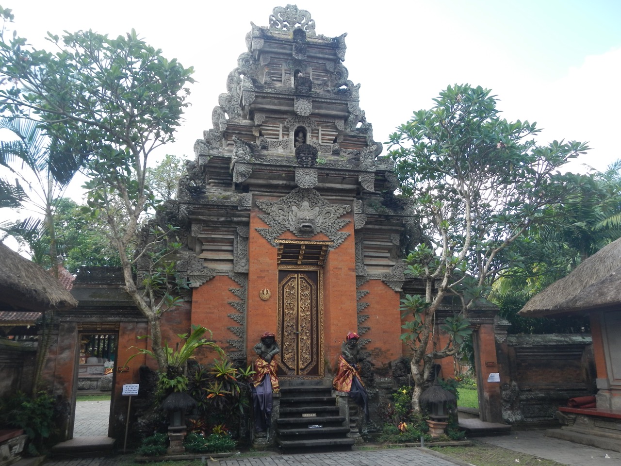 O pórtico do palácio de Ubud