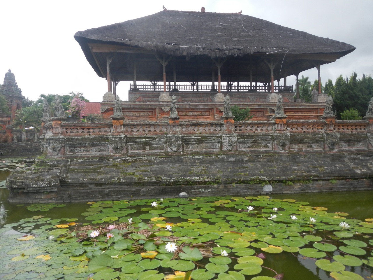 O pavilhão Bale Kambang rodeado de água em Klungkung
