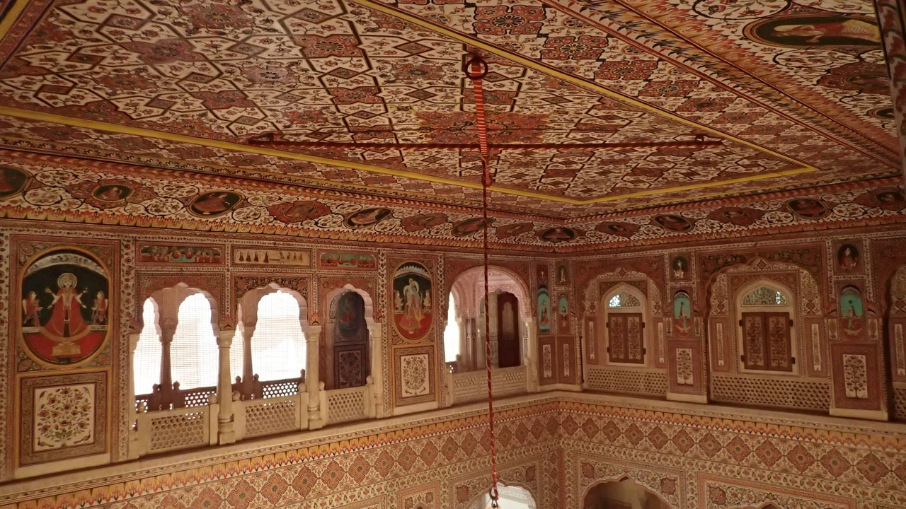 Paredes e teto pintados no Palácio de Samode