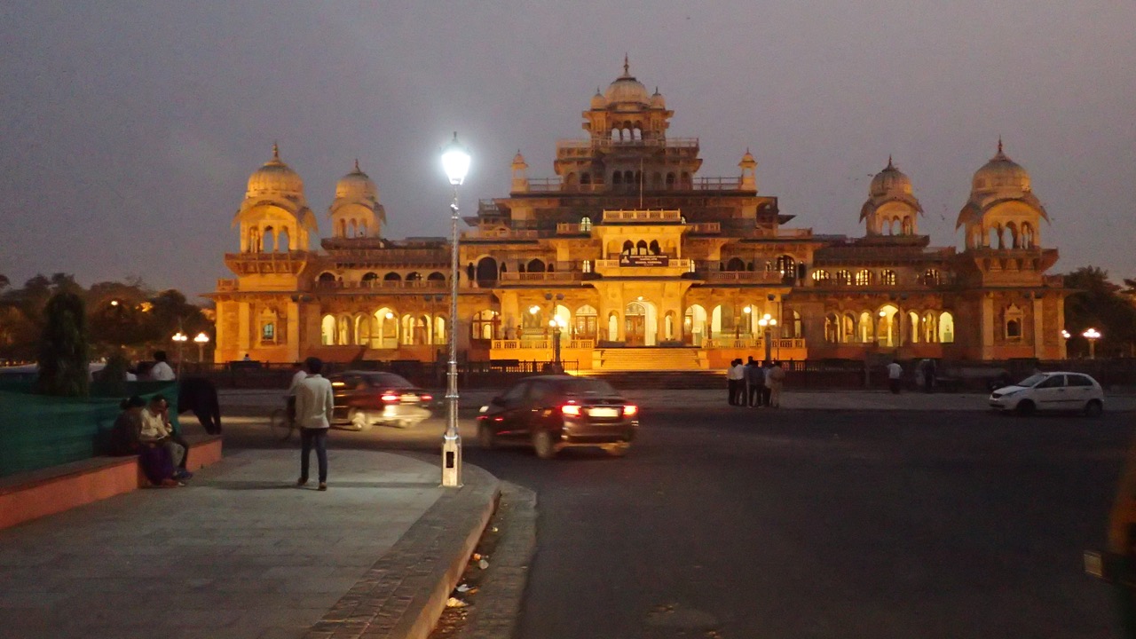 Albert Hall iluminado ao anoitecer, em Jaipur