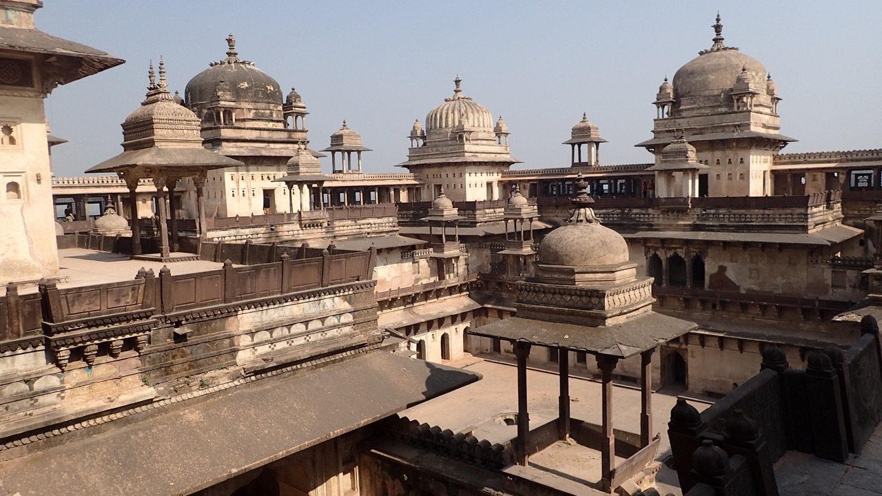 Pátio e pavilhões do Jahangir Mahal, em Orchha