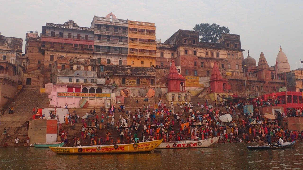 Os ghats de Varanasi vistos do Ganges